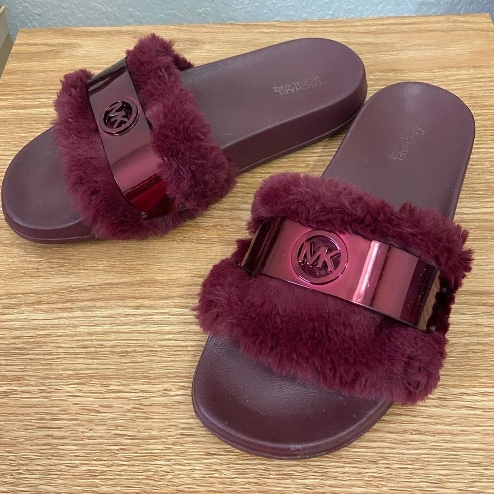 MK Michael Kors Faux Fur Bordeaux Burgundy Logo Slides Sz 8M